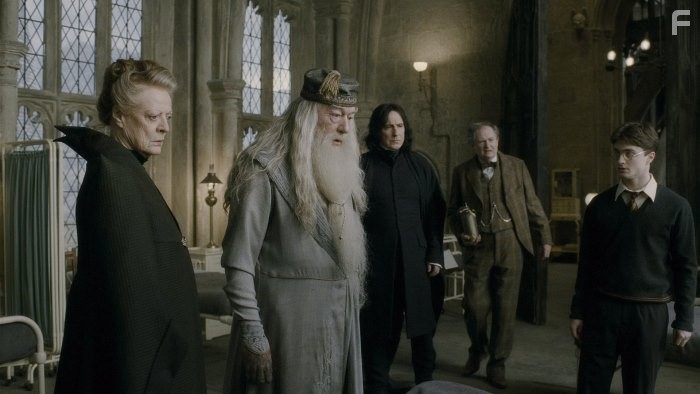Alan Rickman, Jim Broadbent, Maggie Smith, Michael Gambon, and Daniel Radcliffe in Гарри Поттер и Принц-полукровка (2009)