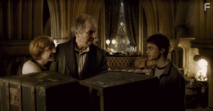 Jim Broadbent, Rupert Grint, and Daniel Radcliffe in Гарри Поттер и Принц-полукровка (2009)