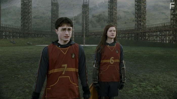 Daniel Radcliffe and Bonnie Wright in Гарри Поттер и Принц-полукровка (2009)