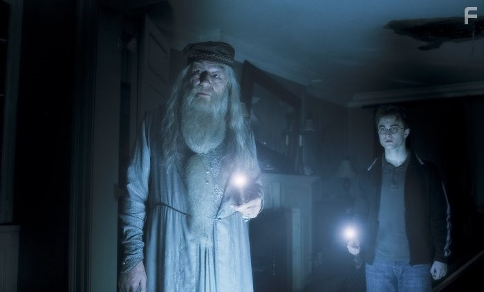Michael Gambon and Daniel Radcliffe in Гарри Поттер и Принц-полукровка (2009)