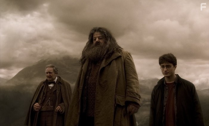 Jim Broadbent, Robbie Coltrane, and Daniel Radcliffe in Гарри Поттер и Принц-полукровка (2009)