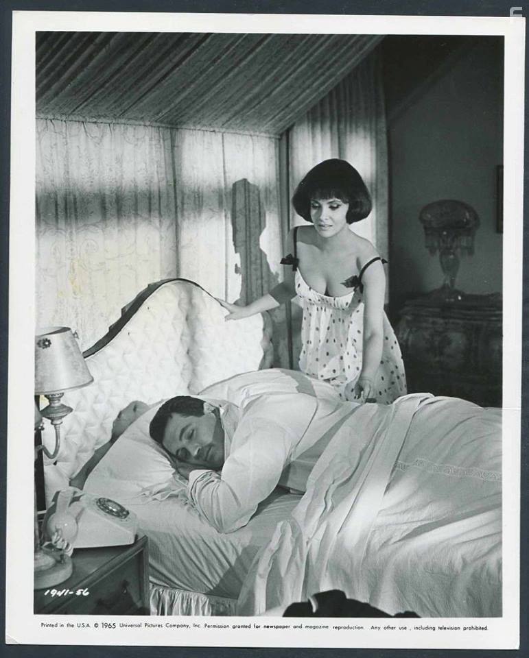 Rock Hudson and Gina Lollobrigida in Strange Bedfellows (1965)