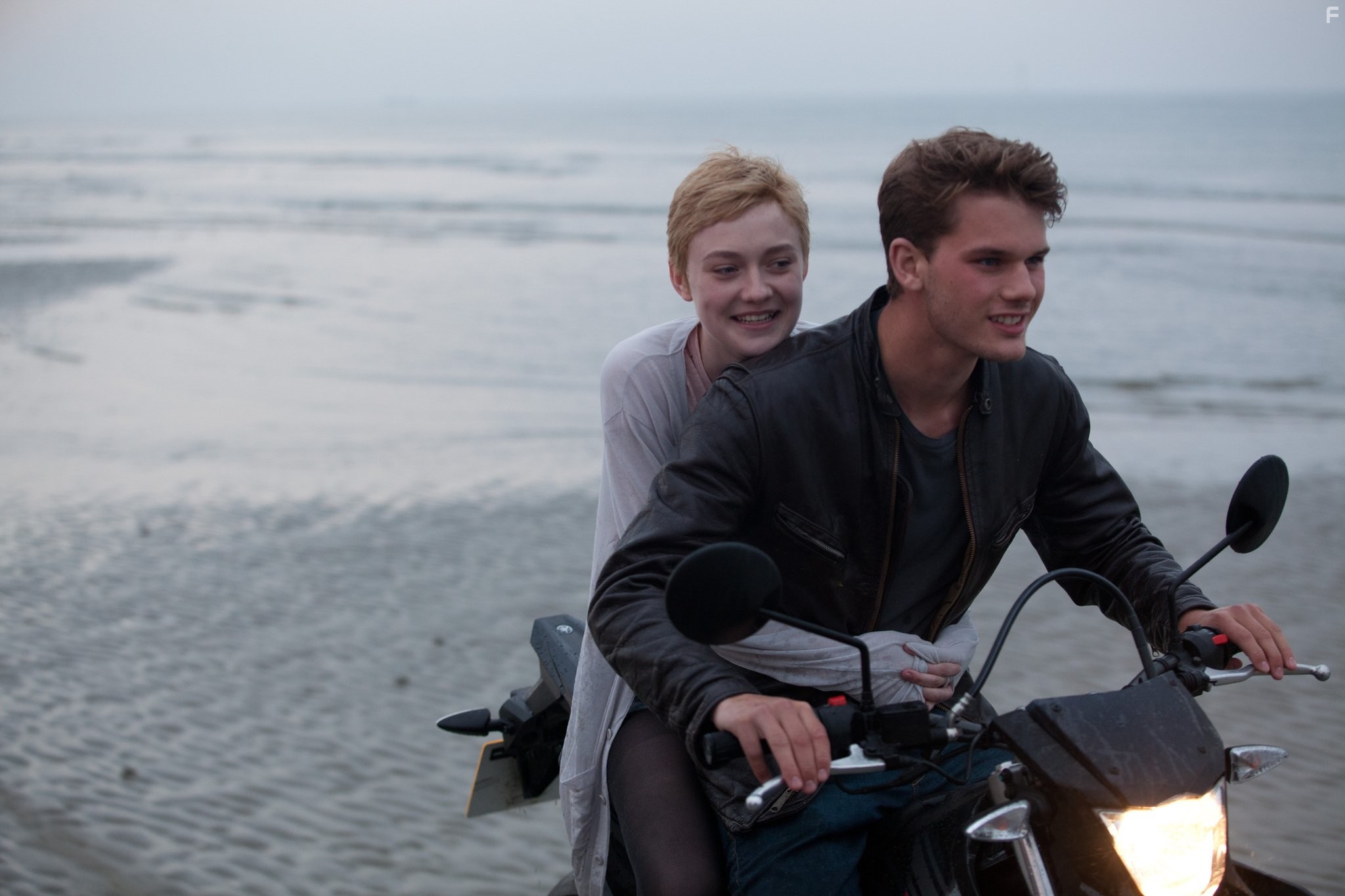 Dakota Fanning and Jeremy Irvine in Сейчас самое время (2012)
