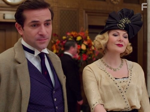 Gr?gory Fitoussi and Sara Stewart in Мистер Селфридж (2013)