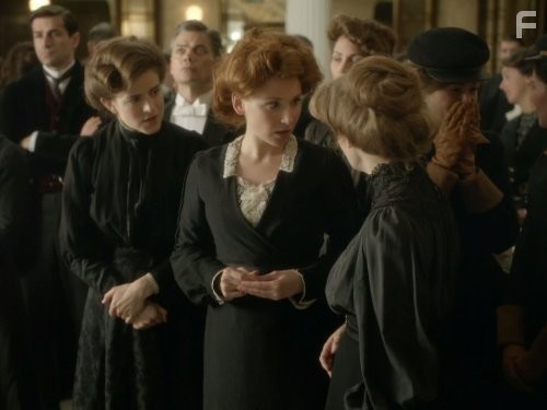 Aisling Loftus and Amy Beth Hayes in Мистер Селфридж (2013)