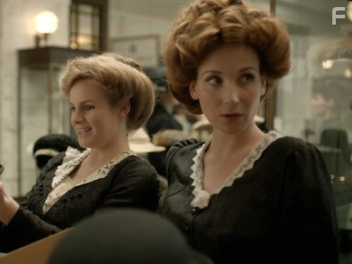 Amy Beth Hayes and Lauren Crace in Мистер Селфридж (2013)