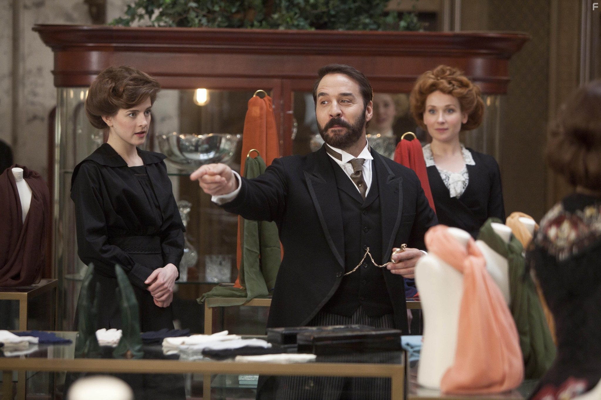 Jeremy Piven, Aisling Loftus, and Amy Beth Hayes in Мистер Селфридж (2013)
