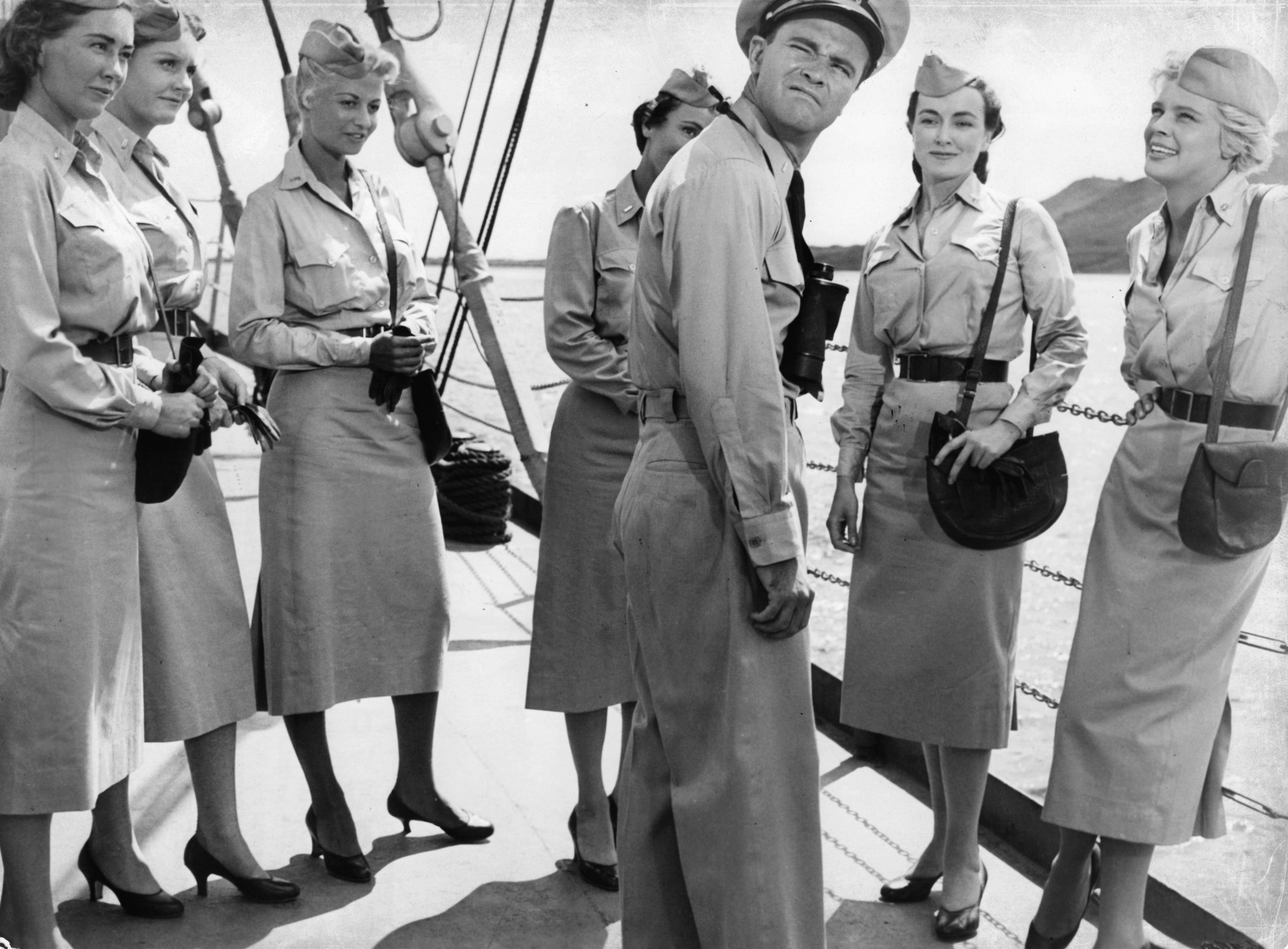 Jack Lemmon, Mimi Doyle, Maura Murphy, Jeanne Murray, Kathleen O'Malley, and Betsy Palmer in Мистер Робертс (1955)