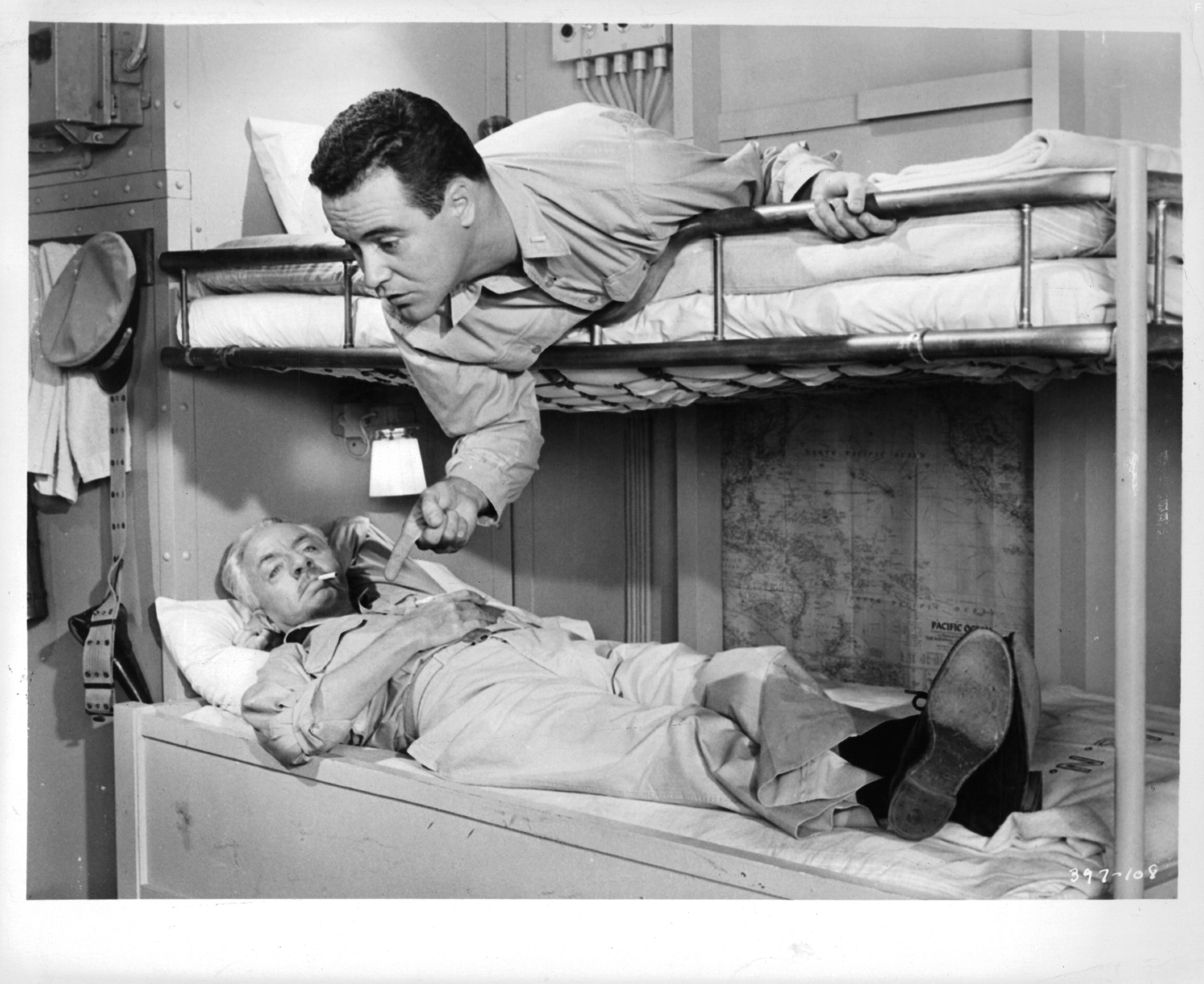 Jack Lemmon and William Powell in Мистер Робертс (1955)