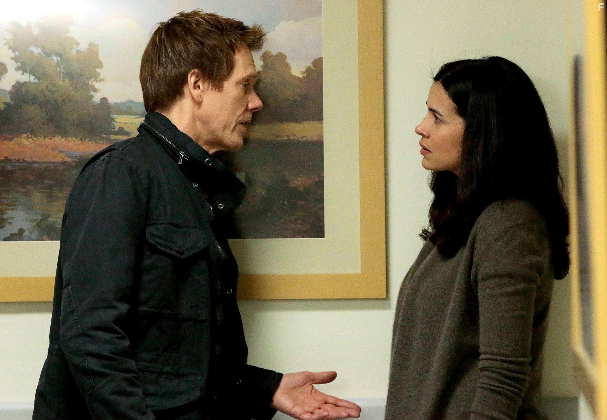 Kevin Bacon and Zuleikha Robinson in Последователи (2013)