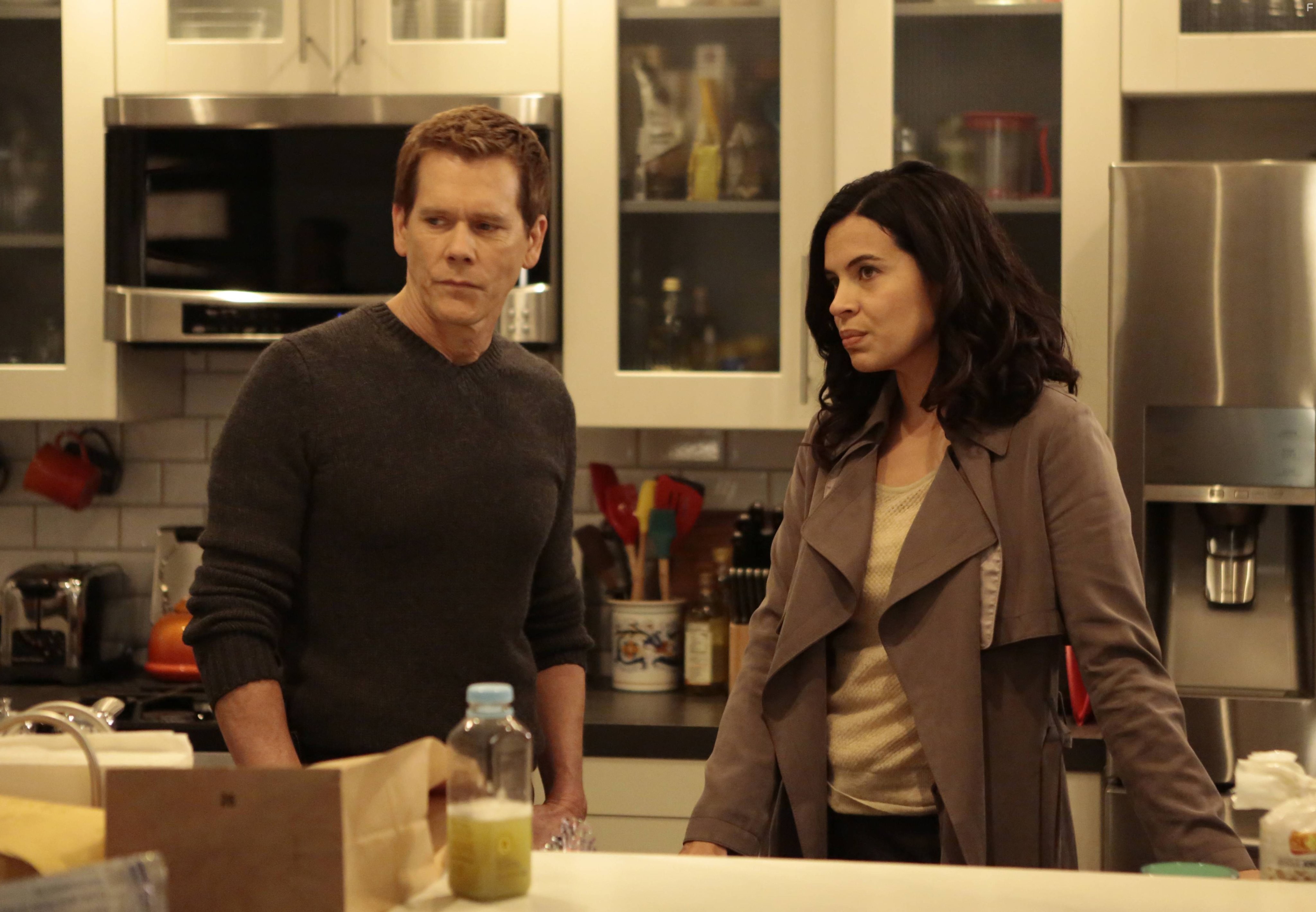 Kevin Bacon and Zuleikha Robinson in Последователи (2013)