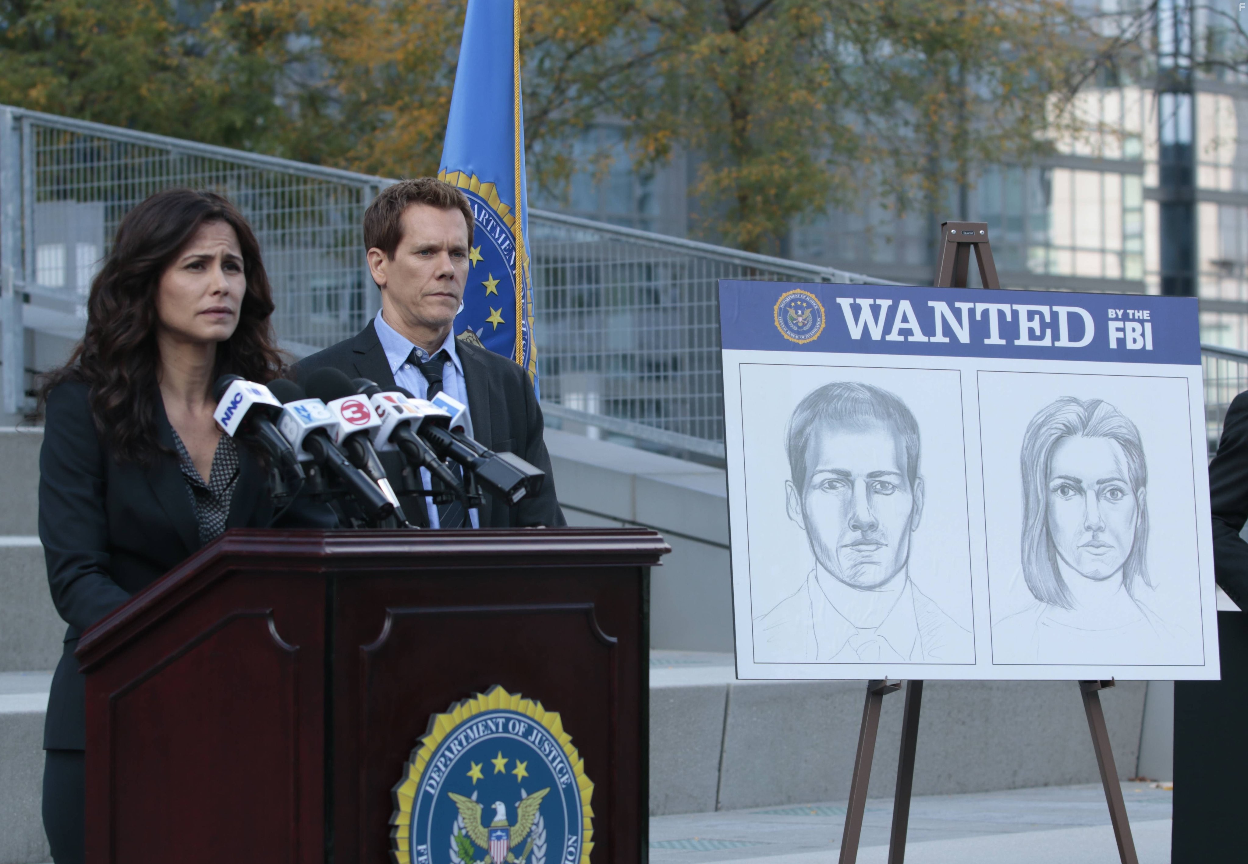 Kevin Bacon and Valerie Cruz in Последователи (2013)