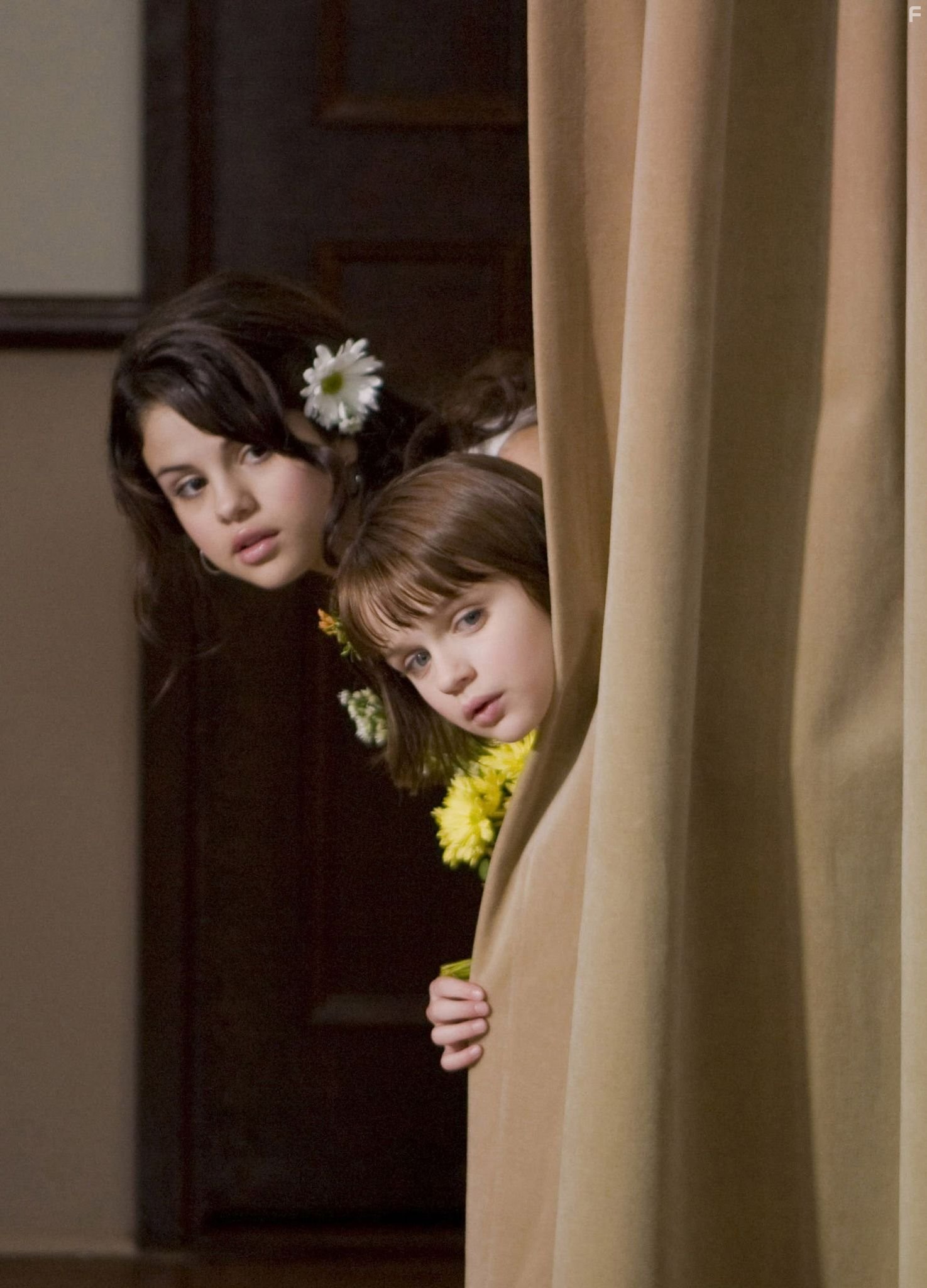 Selena Gomez and Joey King in Рамона и Бизус (2010)