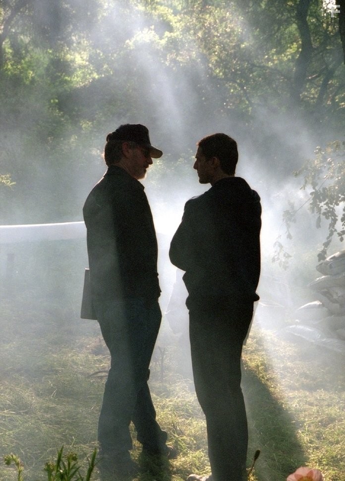Tom Cruise and Steven Spielberg in Особое мнение (2002)