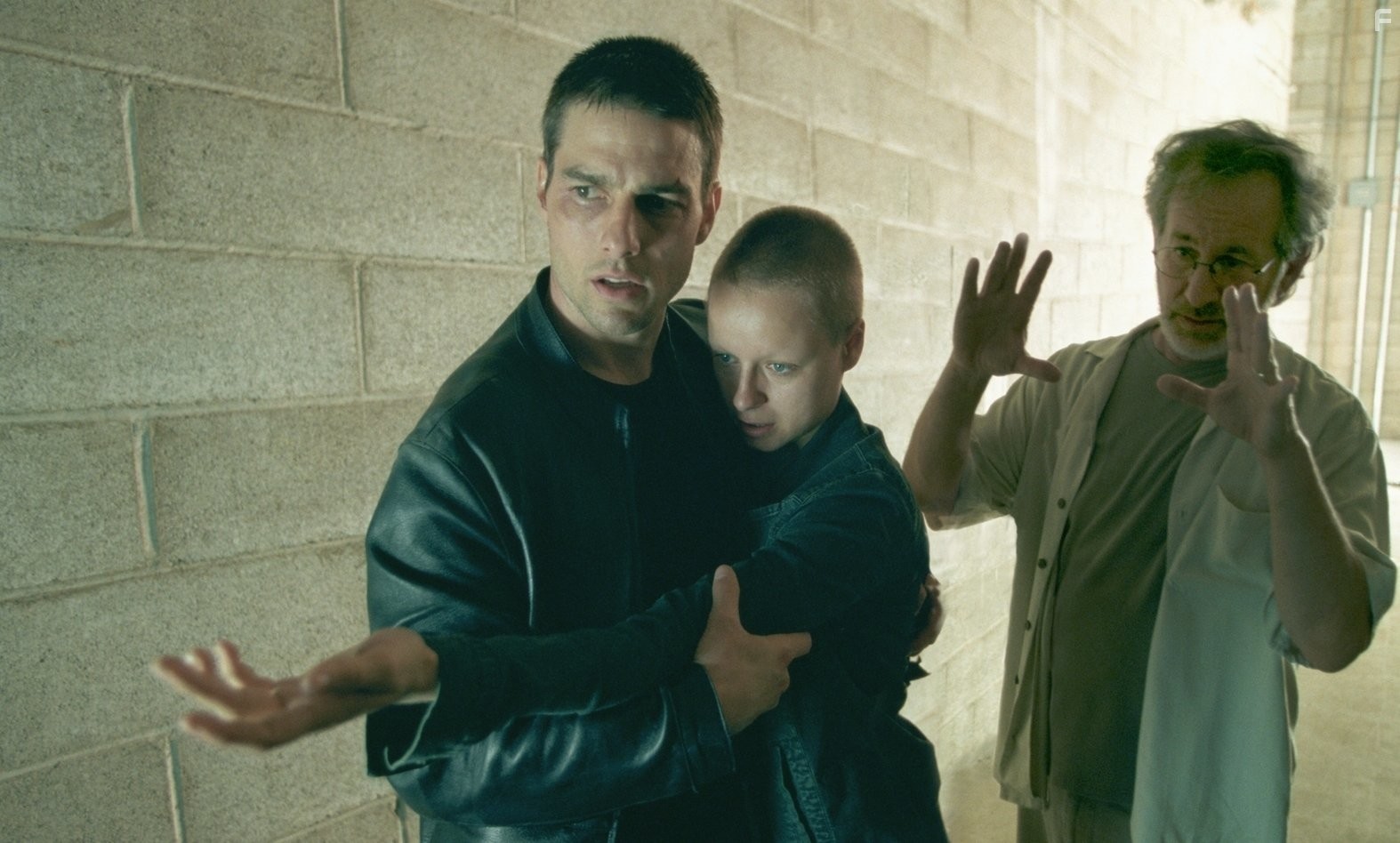 Tom Cruise, Steven Spielberg, and Samantha Morton in Особое мнение (2002)