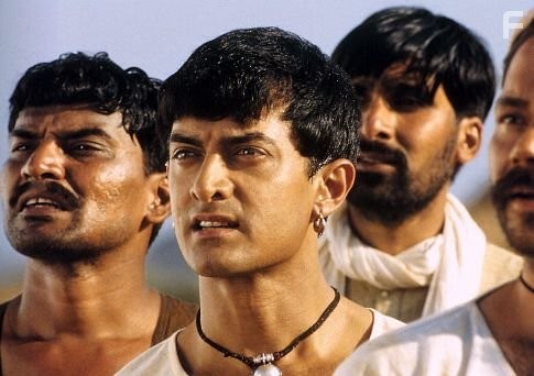 Aamir Khan and Daya Shankar Pandey in Лагаан: Однажды в Индии (2001)
