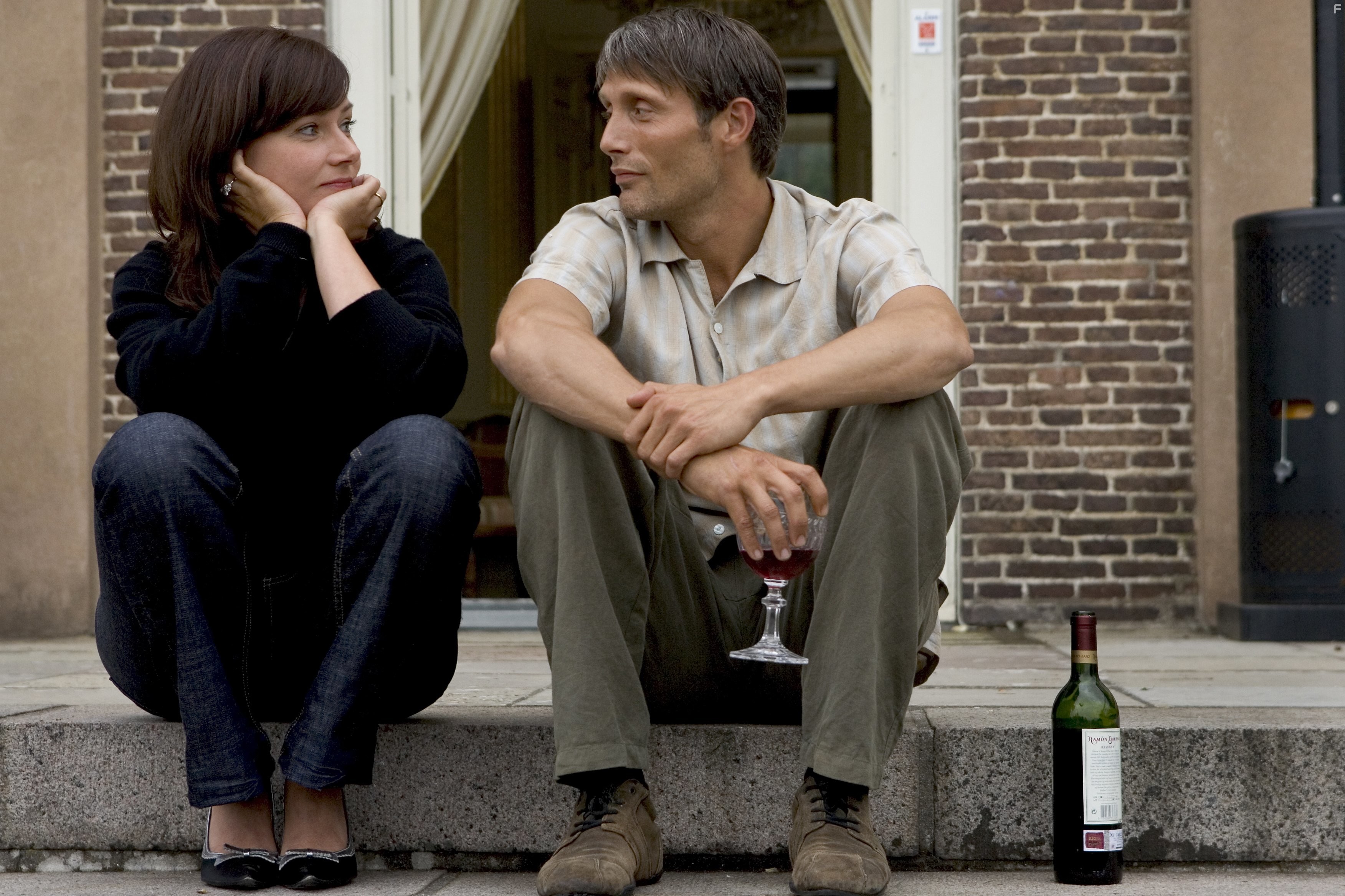 Sidse Babett Knudsen and Mads Mikkelsen in После свадьбы (2006)