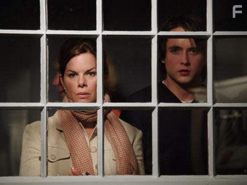 Marcia Gay Harden and Justin Chatwin in Невидимый (2007)