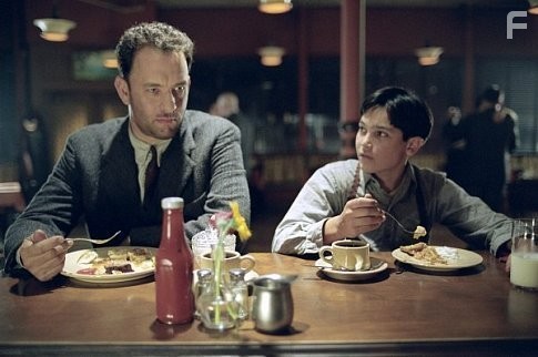 Tom Hanks and Tyler Hoechlin in Проклятый путь (2002)