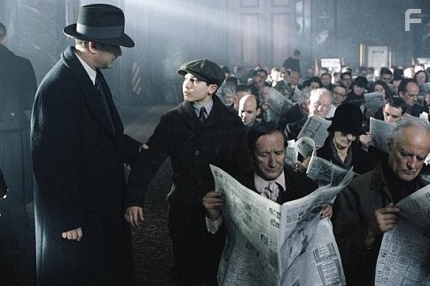 Tom Hanks and Tyler Hoechlin in Проклятый путь (2002)