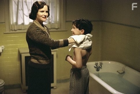 Jennifer Jason Leigh and Liam Aiken in Проклятый путь (2002)