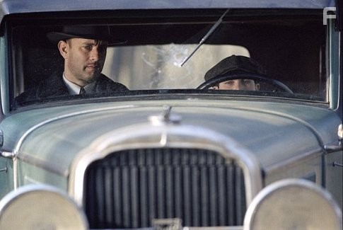 Tom Hanks and Tyler Hoechlin in Проклятый путь (2002)