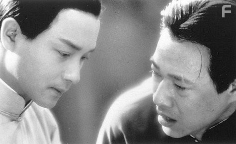 Leslie Cheung and Fengyi Zhang in Прощай, моя наложница (1993)