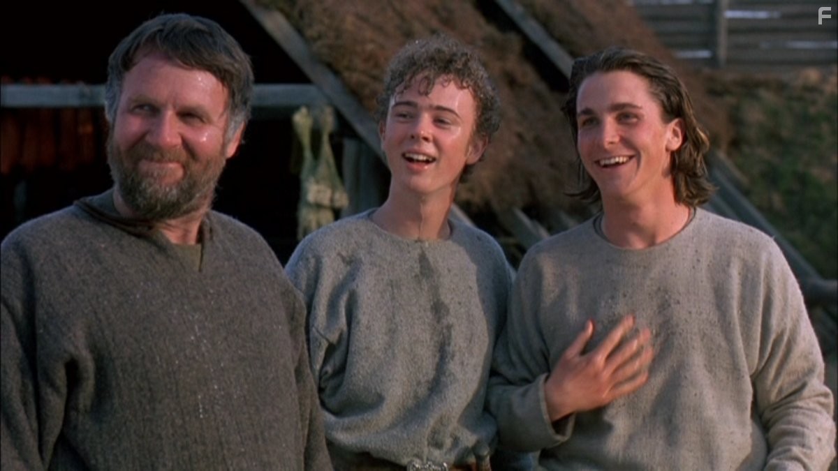 Christian Bale and Tom Wilkinson in Принц Ютландии (1994)