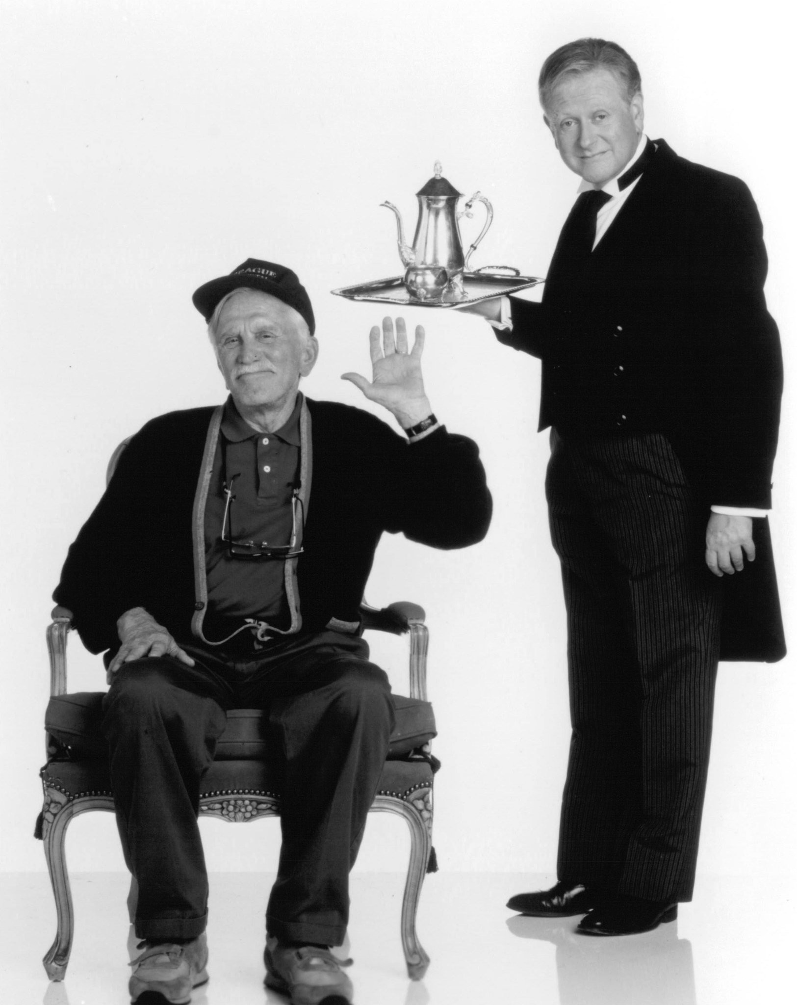 Kirk Douglas and Jonathan Lynn in Жадность (1994)