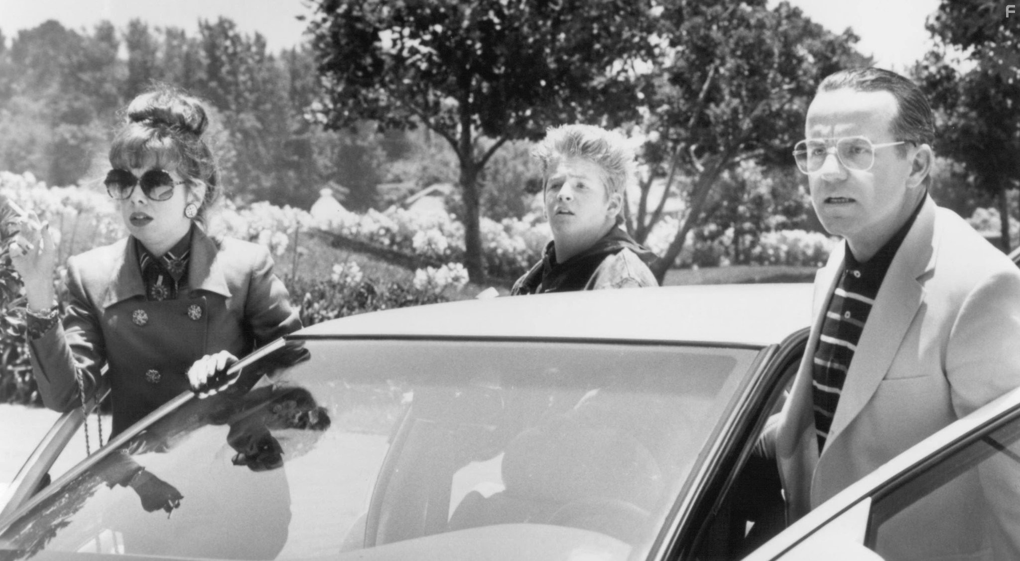 Siobhan Fallon Hogan and Phil Hartman in Жадность (1994)