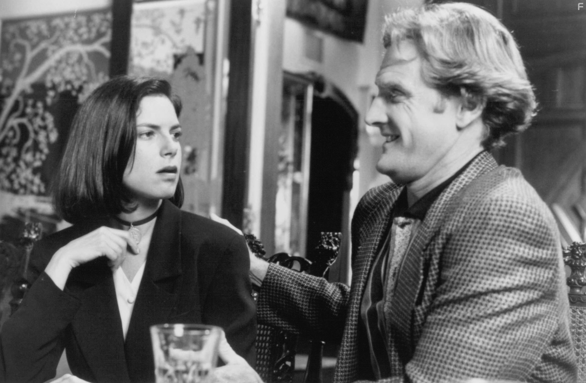 Jere Burns and Joyce Hyser in Жадность (1994)