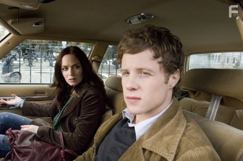 Emily Blunt and Ashton Holmes in Призраки (2007)