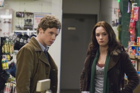 Emily Blunt and Ashton Holmes in Призраки (2007)