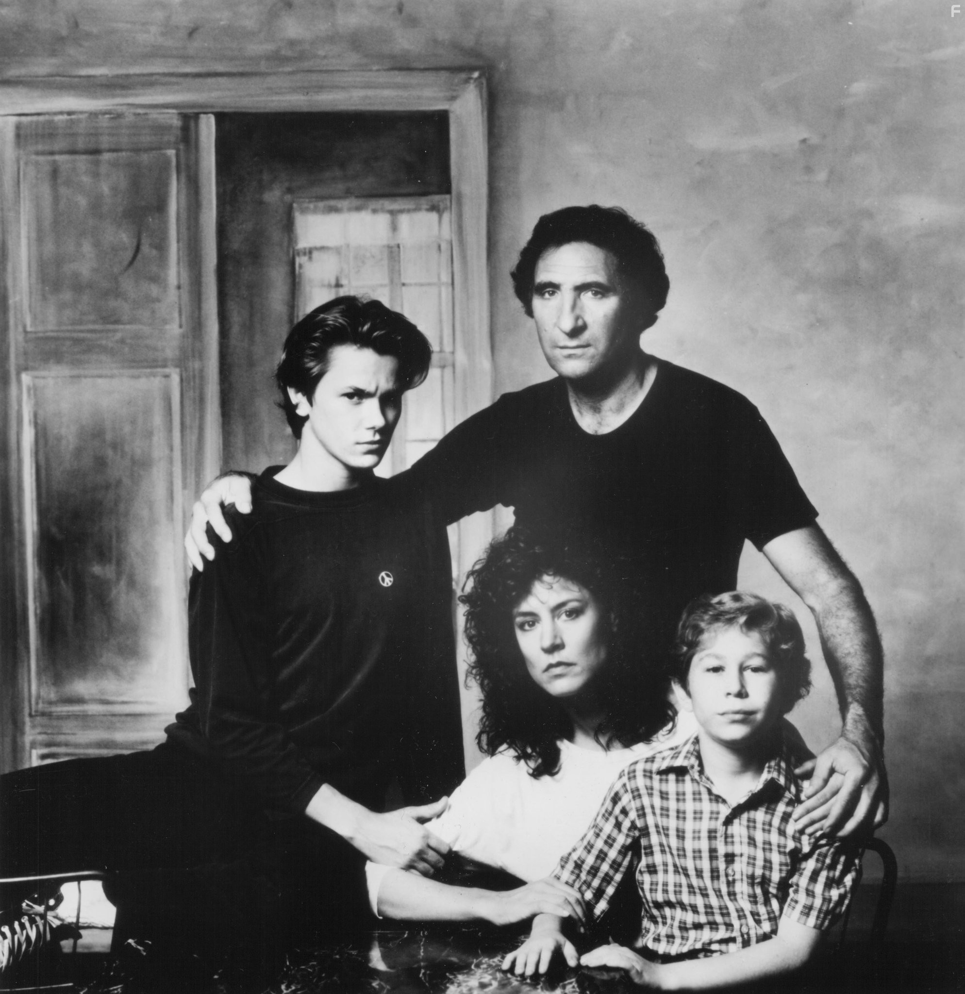 River Phoenix, Christine Lahti, Judd Hirsch, and Jonas Abry in На холостом ходу (1988)