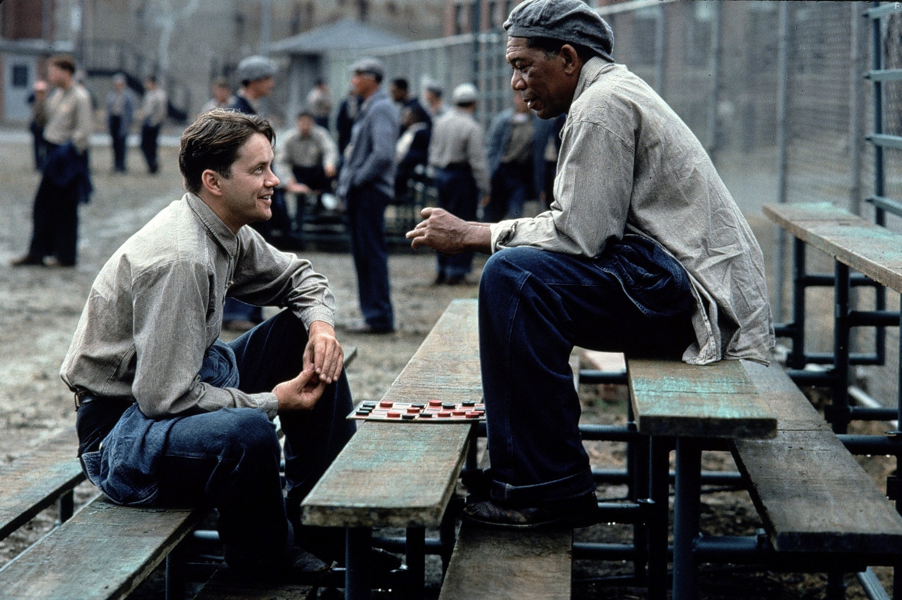 Morgan Freeman and Tim Robbins in Побег из Шоушенка (1994)