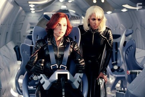 Famke Janssen and Halle Berry in Люди Икс-2 (2003)