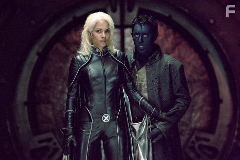 Halle Berry and Alan Cumming in Люди Икс-2 (2003)