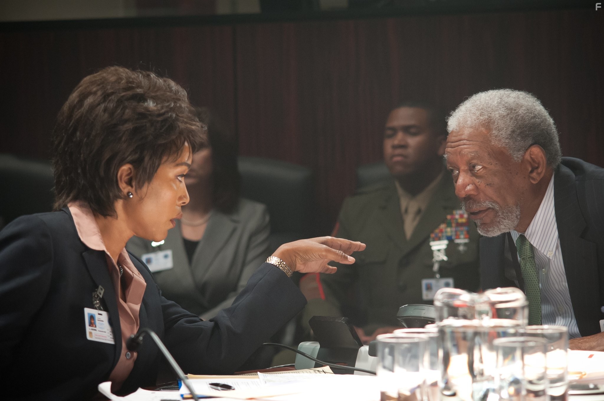 Morgan Freeman and Angela Bassett in Падение Олимпа (2013)