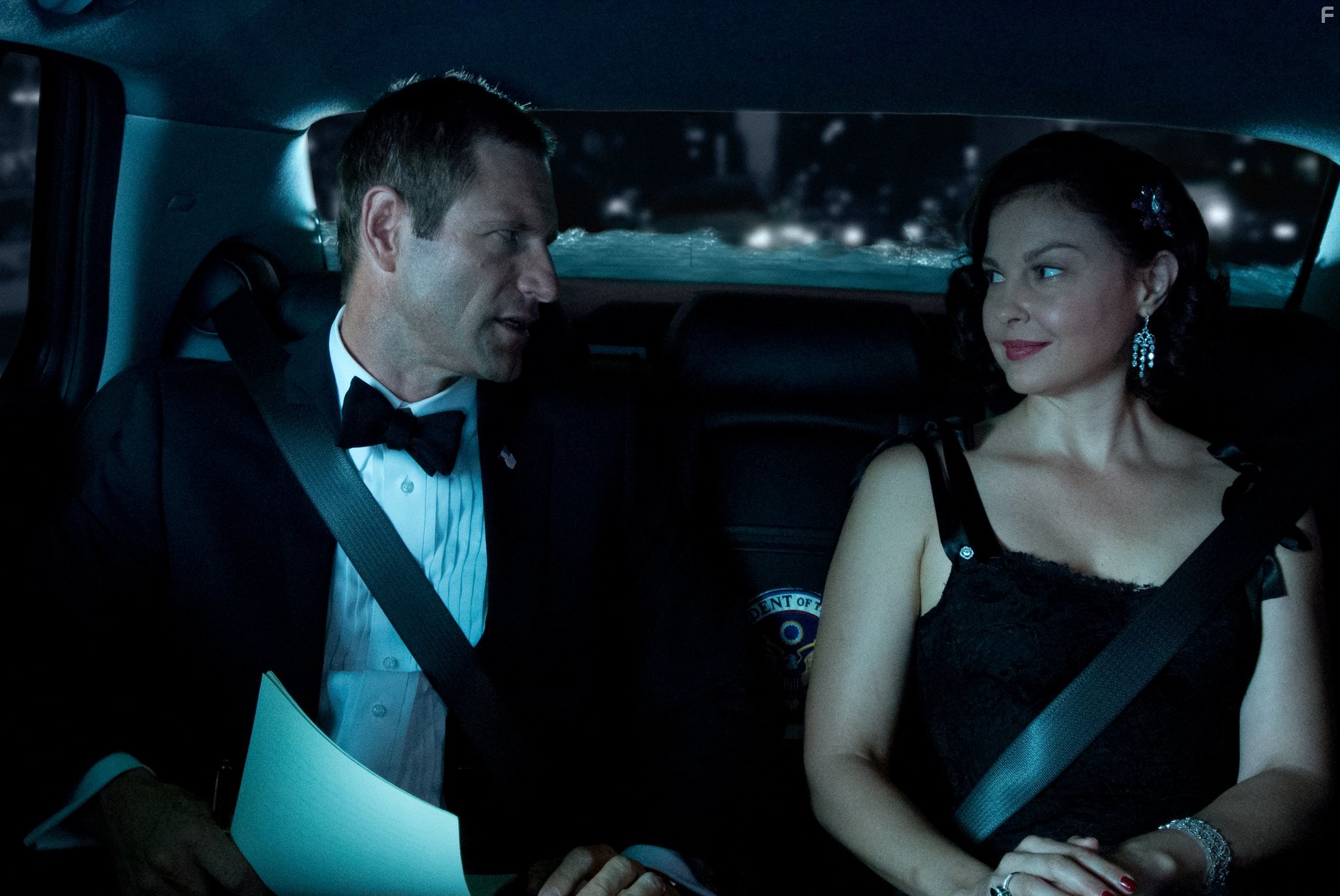 Ashley Judd and Aaron Eckhart in Падение Олимпа (2013)