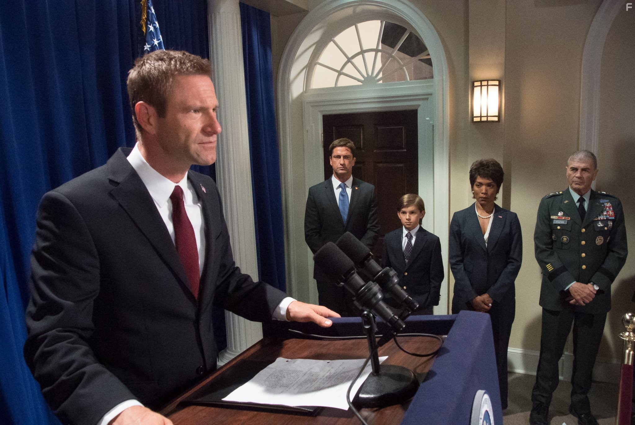 Angela Bassett, Aaron Eckhart, Robert Forster, and Gerard Butler in Падение Олимпа (2013)