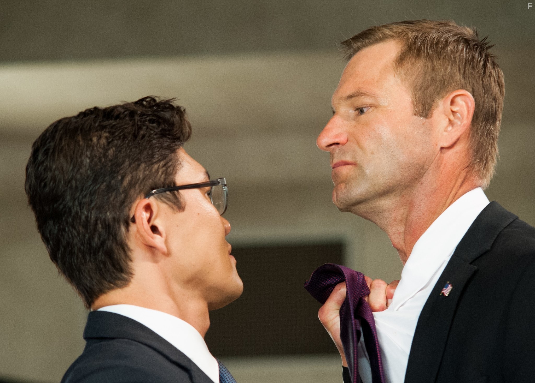 Aaron Eckhart and Rick Yune in Падение Олимпа (2013)