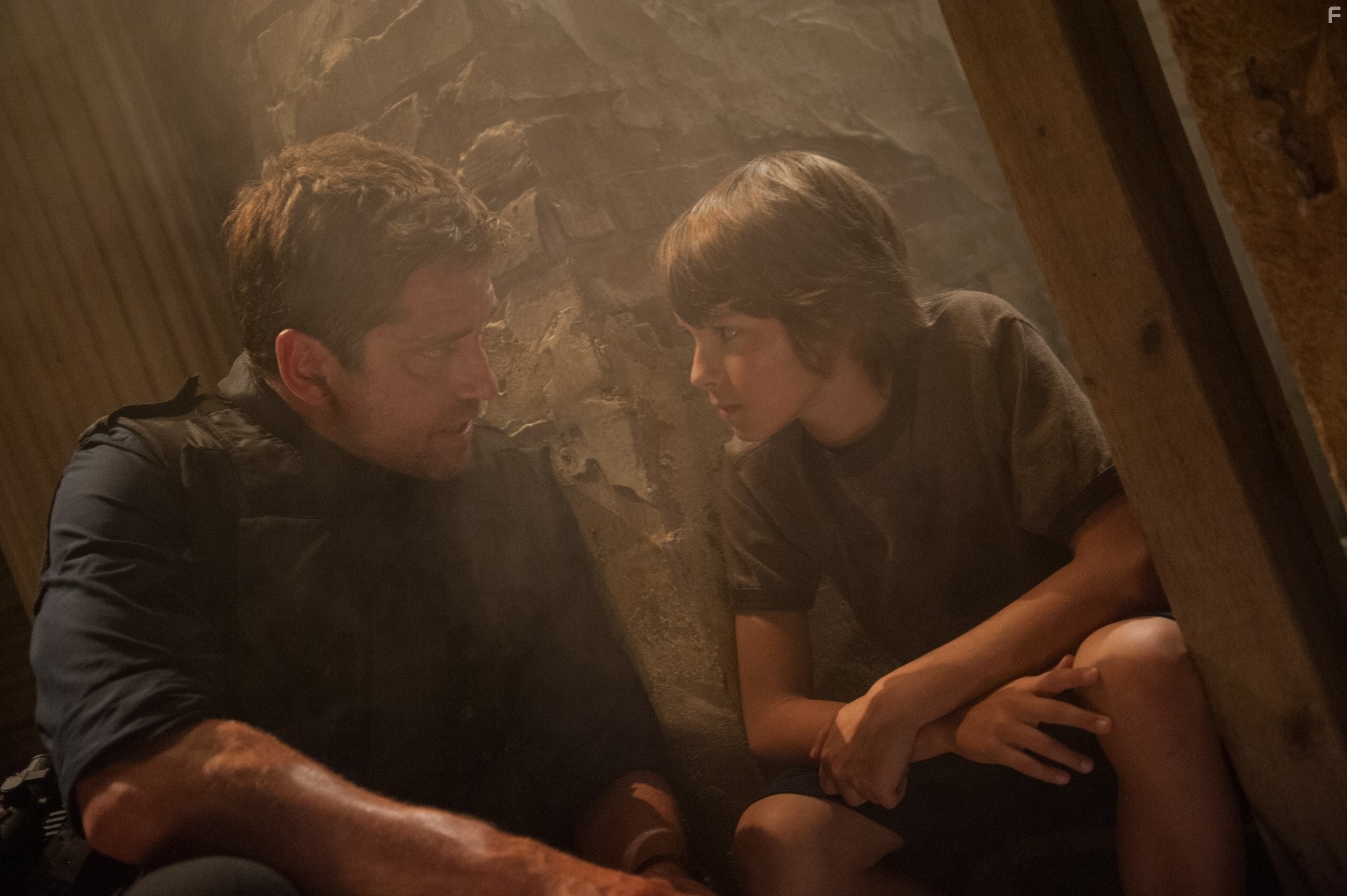 Gerard Butler and Finley Jacobsen in Падение Олимпа (2013)