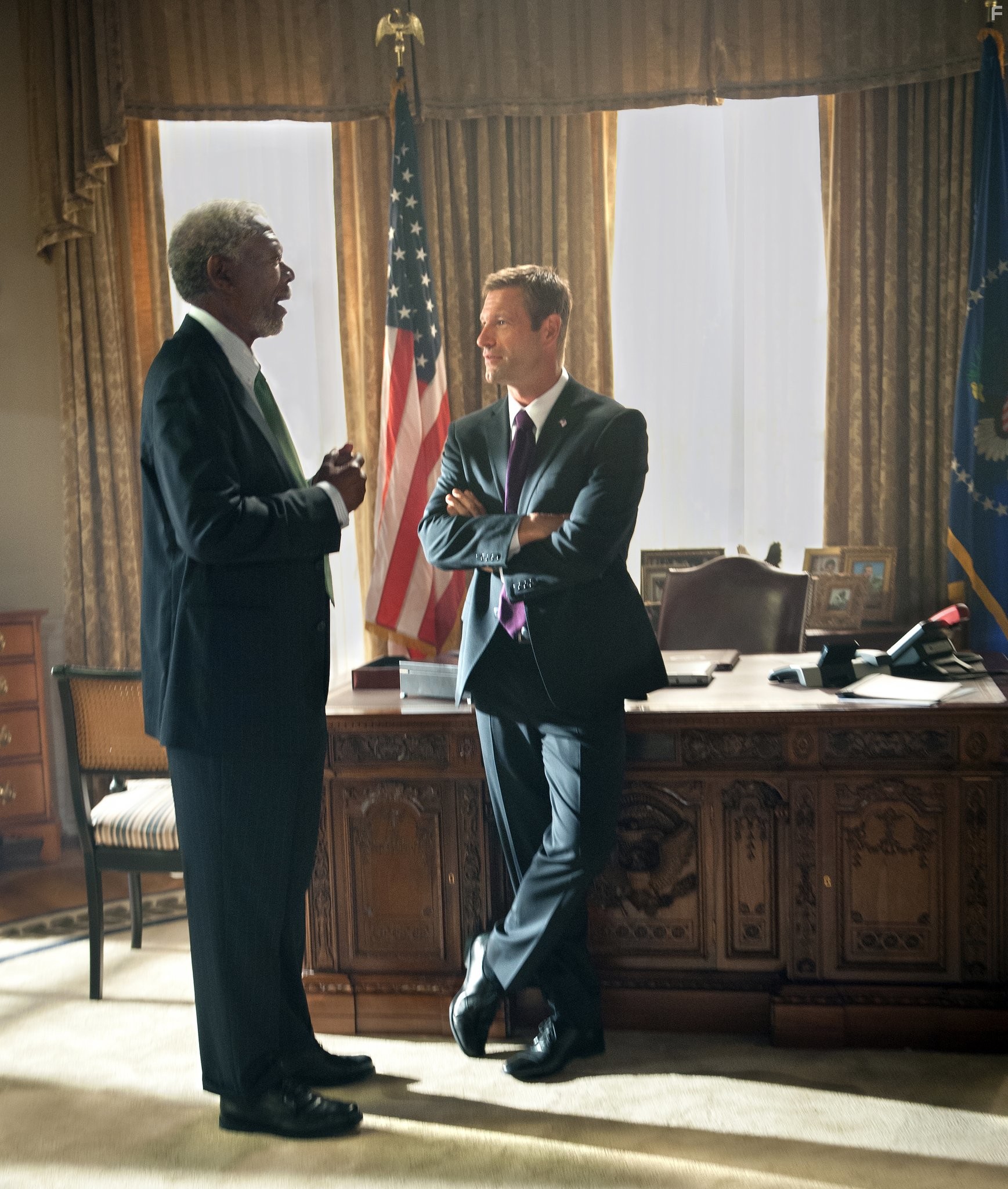 Morgan Freeman and Aaron Eckhart in Падение Олимпа (2013)