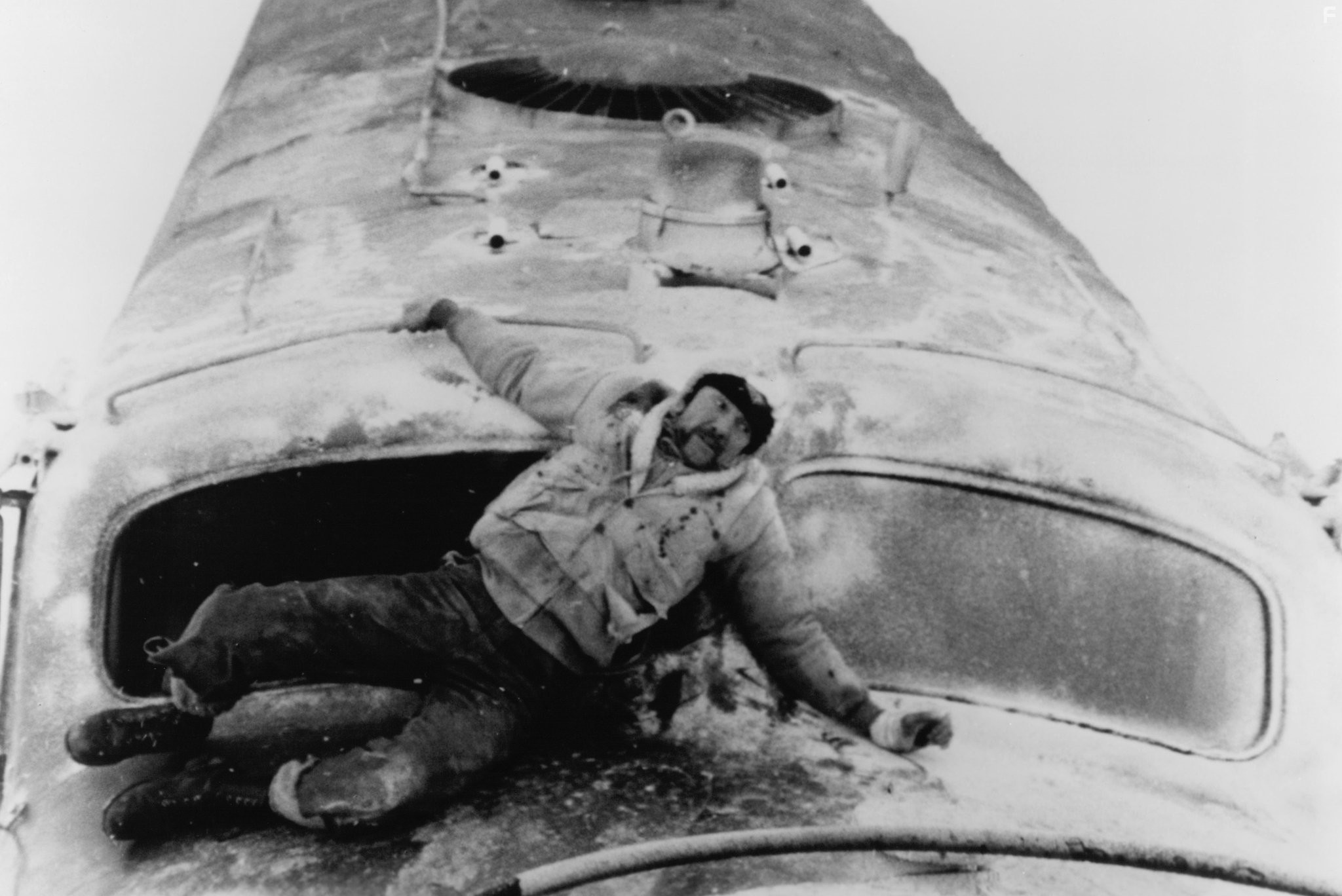 Jon Voight in Поезд-беглец (1985)