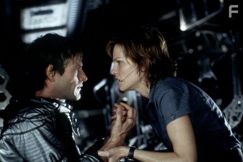 Aaron Eckhart and Hilary Swank in Земное ядро (2003)