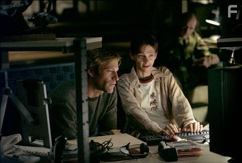 Aaron Eckhart and DJ Qualls in Земное ядро (2003)