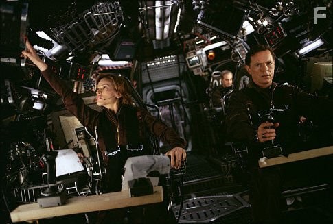 Hilary Swank and Bruce Greenwood in Земное ядро (2003)