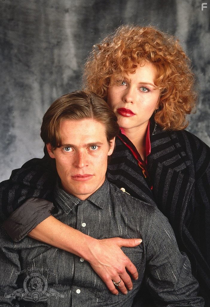 Willem Dafoe and Debra Feuer in Жить и умереть в Лос-Анджелесе (1985)