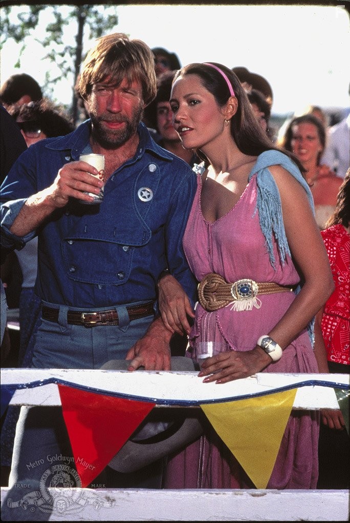 Barbara Carrera and Chuck Norris in Одинокий волк МакКуэйд (1983)