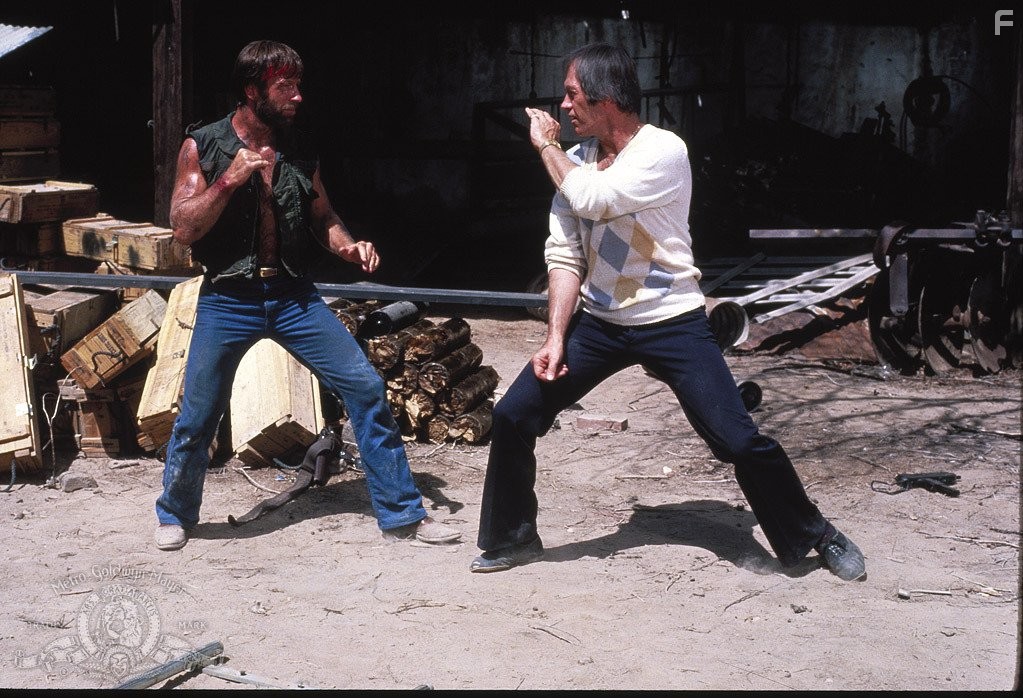 David Carradine and Chuck Norris in Одинокий волк МакКуэйд (1983)